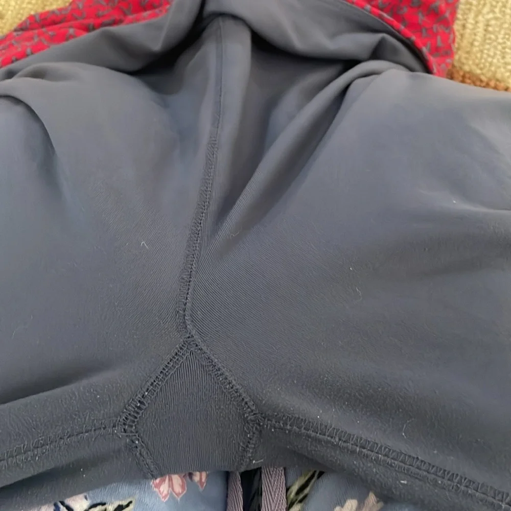 Women’s Gray ALO Yoga Coolfit Y2K fold over cropped leggings, sz L. - Picture 7 of 8